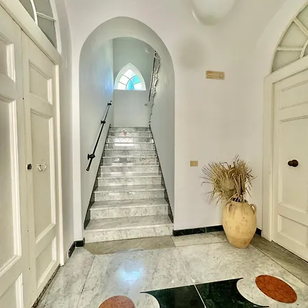 Apartment Camerelle 7, Domus Letteraria
