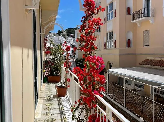 Camerelle 7, Domus Letteraria * Capri