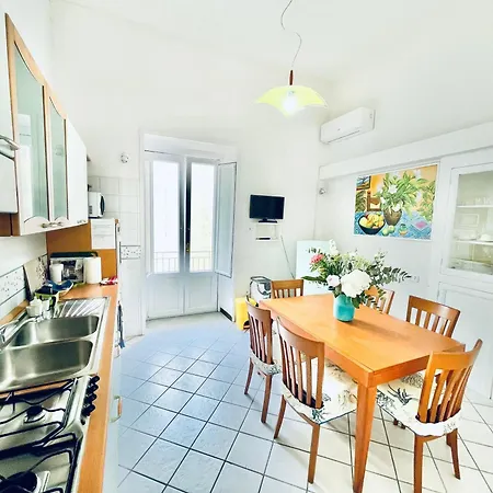 Camerelle 7, Domus Letteraria *